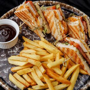 Сэндвич с куриным филе и беконом на гриле с картофелем фри