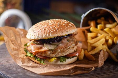 Бургер с курицей и ананасом