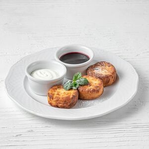 Ванильные сырники со сметаной и ягодным соусом