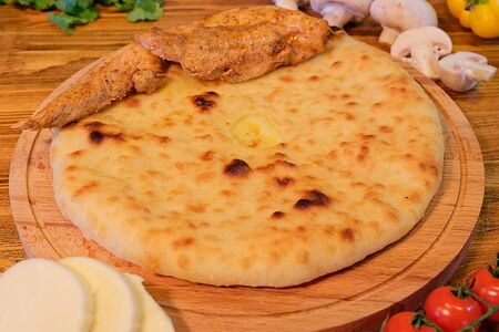 Осетинский пирог с курицей, грибами и сыром 