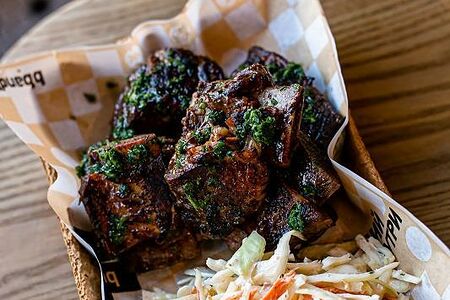 Рёбрышки чёрного быка в соусе BBQ c салатом Коул-Слоу
