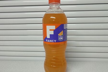 Fancy Освежающий сильногазированный напиток с натуральным апельсиновым соком и узнаваемым вкусом