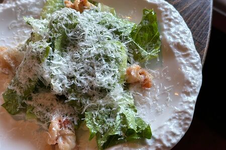 Листья салата романо с креветками и кремом из пармезана