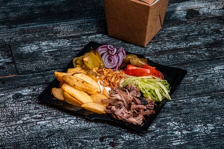 Шаверма с копченой курицей на тарелке