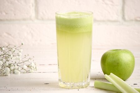 Свежевыжатый сок из зеленых яблок и сельдерея