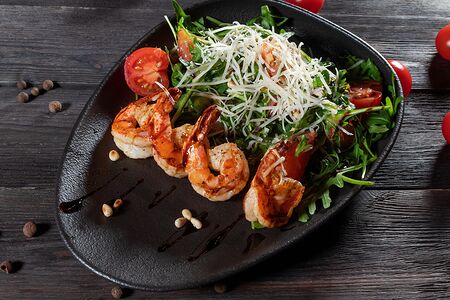 Салат с рукколой и тигровыми креветками