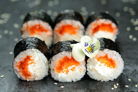 31. Малый ролл: сыр, икра тобико