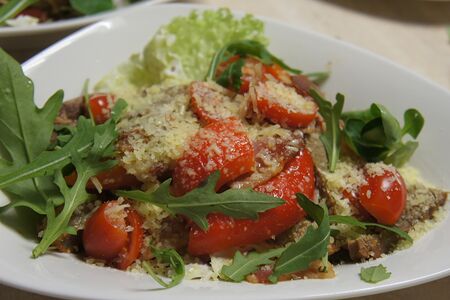 Теплый салат с телятиной, беконом, перцем