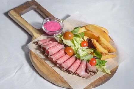 Ростбиф с картофельными дольками