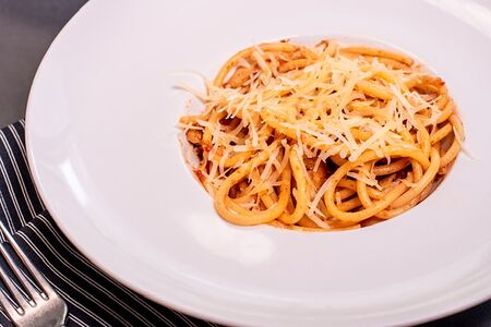 Паста Аматричана с грудкой и томатным соусом
