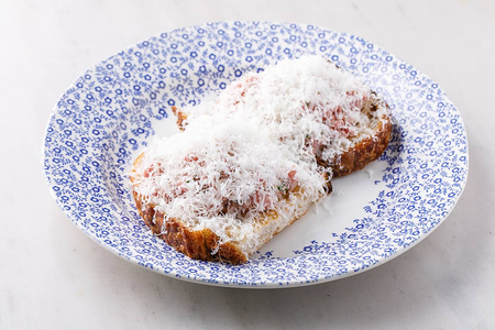 Тартар из говядины на хлебе тартин