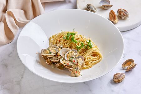 Спагетти с вонголе и икрой боттарга