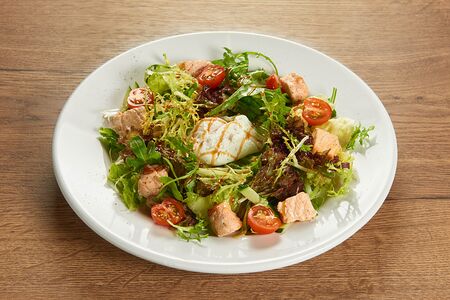 Теплый салат с форелью