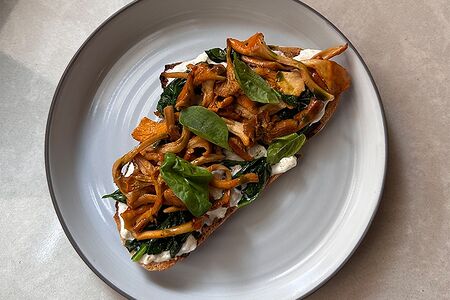 Брускетта с лисичками