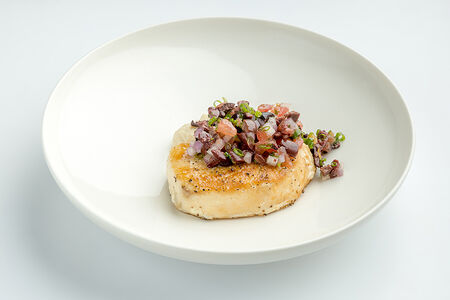 Масляная рыба с сельдереем и оливками