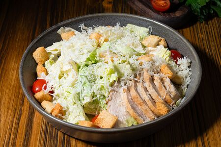 Салат Цезарь с курицей