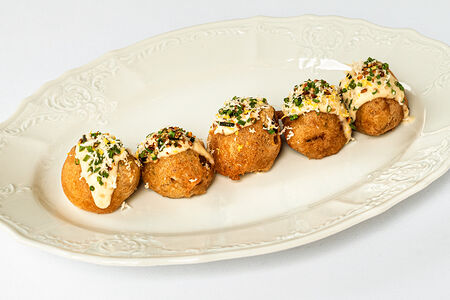 Пончики с морепродуктами и кунжутным айоли