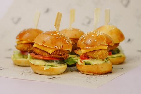 Мини-бургер с курицей фри