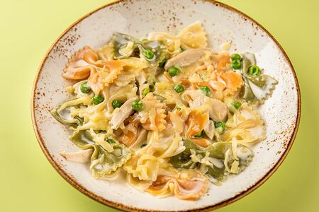 Паста с курицей в сливочном соусе