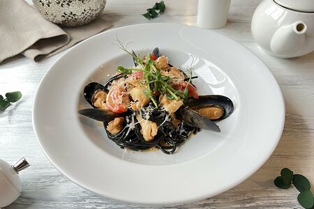 Черные спагетти с морепродуктами