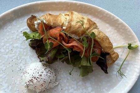 Круассан, гравлакс, микс-салат, крем-чиз и яйцо пашот