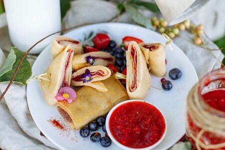 Блины с творогом и клубникой