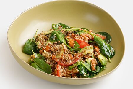 Салат с киноа, лососем терияки, томатами и зеленью