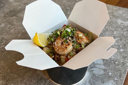 Wok с лапшой удон и креветками в соусе Сычуаньский