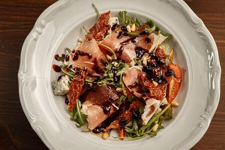 Прошутто с грушей и горгонзолой