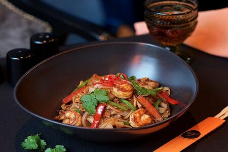Вок с креветками в остро-сладком соусе