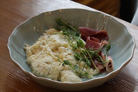 Скрэмбл с трюфелем, пармской ветчиной и пармезаном