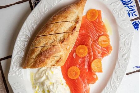 Лосось слабой соли и горячий багет