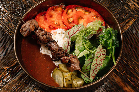 Салат со страчателлой, соусом ткемали и говядиной