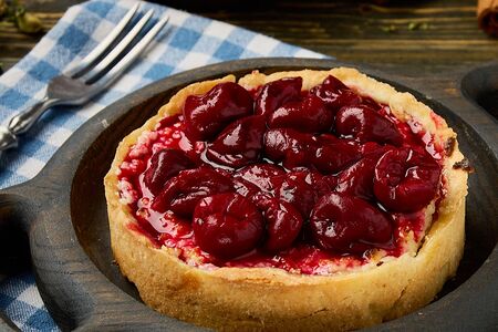 Пирожное с вишней, творогом и кешью