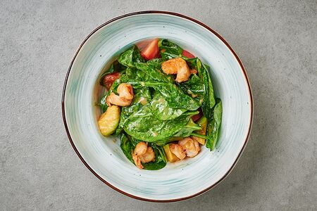 Салат с креветками, авокадо и томатами с ореховым соусом