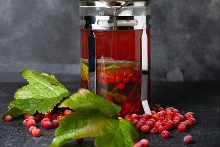 Калиновый чай с мёдом и листьями чёрной смородины