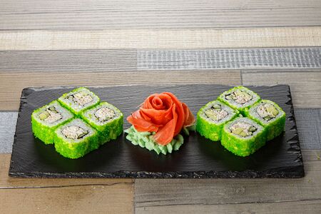 Ролл Калифорния с лососем