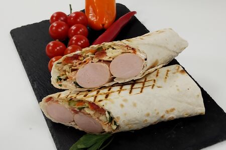 Сосиска в лаваше двойная Острая