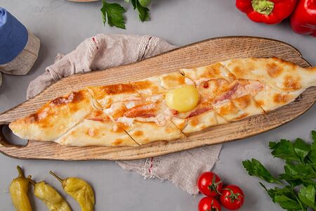 Пиде с копчёной грудинкой и яйцом