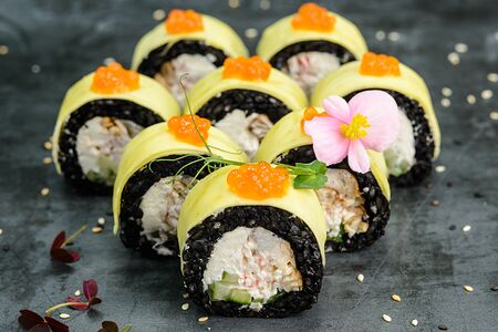 Black roll с угрем