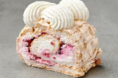 Меренговый рулет с малиной