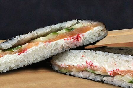 Онигирадзу с лососем
