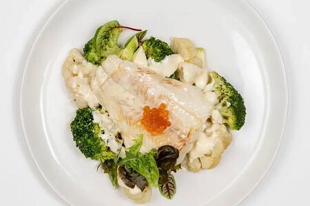 Палтус с овощами и соусом