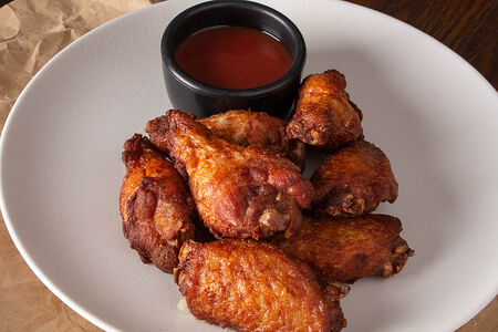 Куриные крылья фри с соусом Сацебели