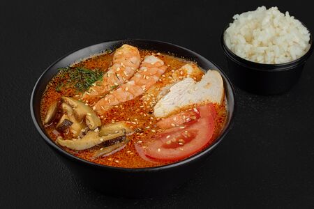 Том ям с морепродуктами