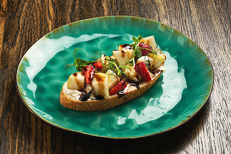 Брускетта груша-блю чиз