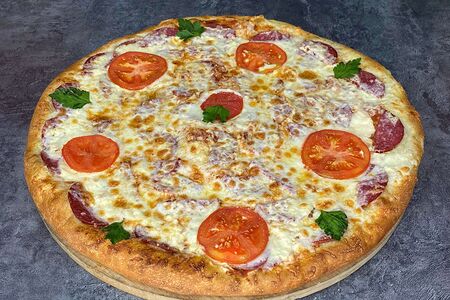 Пицца Сервелат с томатами