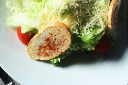 Салат Цезарь с креветками