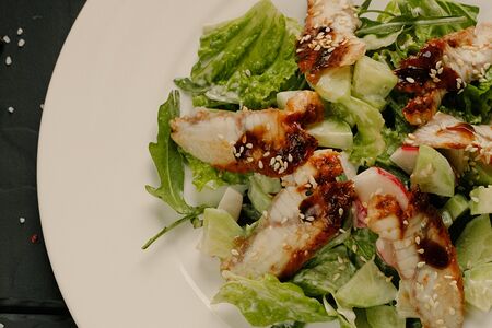 Салат с копченым угрём