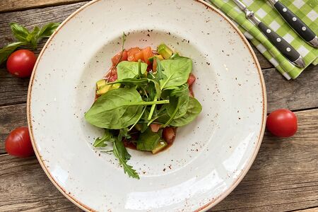 Лосось с томатами и авокадо